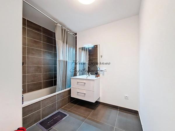 Appartement à louer 3 pièces SAINT GENIS POUILLY (01)