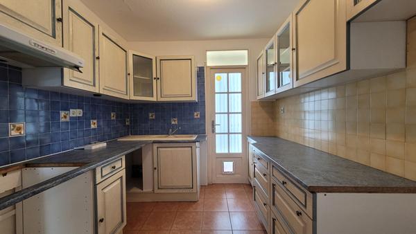 SALON DE PROVENCE - Location T4 avec balcon et parking