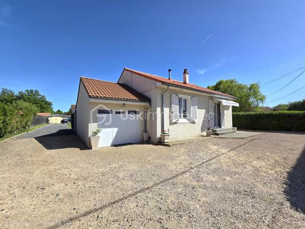 🏡 Maison de plain-pied rénovée – dépendance aménagée – Terrain 1000 m² – Randan
Située dans un lotissement calme, cette maison de plain-pied rénovée offre un cadre de vie agréable et fonctionnel, idéal pour un premier achat ou une vie familiale. Implantée sur une parcelle entièrement close de 999 m², elle bénéficie d’un environnement paisible tout en restant proche des commodités du centre de Randan.
Accès rapide : 20 min Vichy – 25 min Riom – 40 min Clermont-Ferrand.

⭐ Atouts du bien
- Maison entièrement rénovée en 2016

- Poêle à bois + 2 climatisations réversibles

- Menuiseries PVC double vitrage

- Dépendances

- Environnement calme, stationnement facile

- Assainissement raccordé au tout-à-l’égout

🏠 Intérieur
L’entrée mène à une cuisine équipée indépendante et à un double séjour lumineux (salon et salle à manger). Le couloir dessert une chambre, une salle d’eau et un WC indépendant.

L’ancien garage a été entièrement réaménagé pour accueillir une chambre supplémentaire ainsi qu’une pièce attenante avec entrée indépendante, idéale pour un bureau, une activité professionnelle ou une chambre additionnelle.

🌳 Extérieur
Le terrain clos de 999 m² comprend :

- un cabanon servant de cellier / stockage

- une piscine hors-sol

- un puits

- une dépendance bois aménagée d’environ 40 m² (cuisine d’été + garage/atelier)

Une maison rénovée, fonctionnelle et polyvalente, idéale pour une installation rapide.
Contactez-moi pour organiser une visite!