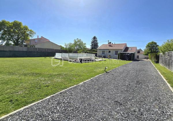 🏡 Maison de plain-pied rénovée – dépendance aménagée – Terrain 1000 m² – Randan
Située dans un lotissement calme, cette maison de plain-pied rénovée offre un cadre de vie agréable et fonctionnel, idéal pour un premier achat ou une vie familiale. Implantée sur une parcelle entièrement close de 999 m², elle bénéficie d’un environnement paisible tout en restant proche des commodités du centre de Randan.
Accès rapide : 20 min Vichy – 25 min Riom – 40 min Clermont-Ferrand.

⭐ Atouts du bien
- Maison entièrement rénovée en 2016

- Poêle à bois + 2 climatisations réversibles

- Menuiseries PVC double vitrage

- Dépendances

- Environnement calme, stationnement facile

- Assainissement raccordé au tout-à-l’égout

🏠 Intérieur
L’entrée mène à une cuisine équipée indépendante et à un double séjour lumineux (salon et salle à manger). Le couloir dessert une chambre, une salle d’eau et un WC indépendant.

L’ancien garage a été entièrement réaménagé pour accueillir une chambre supplémentaire ainsi qu’une pièce attenante avec entrée indépendante, idéale pour un bureau, une activité professionnelle ou une chambre additionnelle.

🌳 Extérieur
Le terrain clos de 999 m² comprend :

- un cabanon servant de cellier / stockage

- une piscine hors-sol

- un puits

- une dépendance bois aménagée d’environ 40 m² (cuisine d’été + garage/atelier)

Une maison rénovée, fonctionnelle et polyvalente, idéale pour une installation rapide.
Contactez-moi pour organiser une visite!