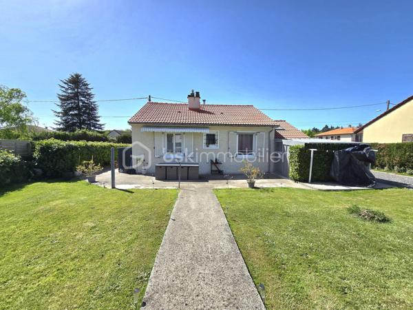 🏡 Maison de plain-pied rénovée – dépendance aménagée – Terrain 1000 m² – Randan
Située dans un lotissement calme, cette maison de plain-pied rénovée offre un cadre de vie agréable et fonctionnel, idéal pour un premier achat ou une vie familiale. Implantée sur une parcelle entièrement close de 999 m², elle bénéficie d’un environnement paisible tout en restant proche des commodités du centre de Randan.
Accès rapide : 20 min Vichy – 25 min Riom – 40 min Clermont-Ferrand.

⭐ Atouts du bien
- Maison entièrement rénovée en 2016

- Poêle à bois + 2 climatisations réversibles

- Menuiseries PVC double vitrage

- Dépendances

- Environnement calme, stationnement facile

- Assainissement raccordé au tout-à-l’égout

🏠 Intérieur
L’entrée mène à une cuisine équipée indépendante et à un double séjour lumineux (salon et salle à manger). Le couloir dessert une chambre, une salle d’eau et un WC indépendant.

L’ancien garage a été entièrement réaménagé pour accueillir une chambre supplémentaire ainsi qu’une pièce attenante avec entrée indépendante, idéale pour un bureau, une activité professionnelle ou une chambre additionnelle.

🌳 Extérieur
Le terrain clos de 999 m² comprend :

- un cabanon servant de cellier / stockage

- une piscine hors-sol

- un puits

- une dépendance bois aménagée d’environ 40 m² (cuisine d’été + garage/atelier)

Une maison rénovée, fonctionnelle et polyvalente, idéale pour une installation rapide.
Contactez-moi pour organiser une visite!