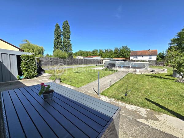 🏡 Maison de plain-pied rénovée – dépendance aménagée – Terrain 1000 m² – Randan
Située dans un lotissement calme, cette maison de plain-pied rénovée offre un cadre de vie agréable et fonctionnel, idéal pour un premier achat ou une vie familiale. Implantée sur une parcelle entièrement close de 999 m², elle bénéficie d’un environnement paisible tout en restant proche des commodités du centre de Randan.
Accès rapide : 20 min Vichy – 25 min Riom – 40 min Clermont-Ferrand.

⭐ Atouts du bien
- Maison entièrement rénovée en 2016

- Poêle à bois + 2 climatisations réversibles

- Menuiseries PVC double vitrage

- Dépendances

- Environnement calme, stationnement facile

- Assainissement raccordé au tout-à-l’égout

🏠 Intérieur
L’entrée mène à une cuisine équipée indépendante et à un double séjour lumineux (salon et salle à manger). Le couloir dessert une chambre, une salle d’eau et un WC indépendant.

L’ancien garage a été entièrement réaménagé pour accueillir une chambre supplémentaire ainsi qu’une pièce attenante avec entrée indépendante, idéale pour un bureau, une activité professionnelle ou une chambre additionnelle.

🌳 Extérieur
Le terrain clos de 999 m² comprend :

- un cabanon servant de cellier / stockage

- une piscine hors-sol

- un puits

- une dépendance bois aménagée d’environ 40 m² (cuisine d’été + garage/atelier)

Une maison rénovée, fonctionnelle et polyvalente, idéale pour une installation rapide.
Contactez-moi pour organiser une visite!