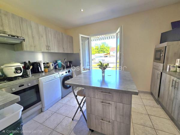 🏡 Maison de plain-pied rénovée – dépendance aménagée – Terrain 1000 m² – Randan
Située dans un lotissement calme, cette maison de plain-pied rénovée offre un cadre de vie agréable et fonctionnel, idéal pour un premier achat ou une vie familiale. Implantée sur une parcelle entièrement close de 999 m², elle bénéficie d’un environnement paisible tout en restant proche des commodités du centre de Randan.
Accès rapide : 20 min Vichy – 25 min Riom – 40 min Clermont-Ferrand.

⭐ Atouts du bien
- Maison entièrement rénovée en 2016

- Poêle à bois + 2 climatisations réversibles

- Menuiseries PVC double vitrage

- Dépendances

- Environnement calme, stationnement facile

- Assainissement raccordé au tout-à-l’égout

🏠 Intérieur
L’entrée mène à une cuisine équipée indépendante et à un double séjour lumineux (salon et salle à manger). Le couloir dessert une chambre, une salle d’eau et un WC indépendant.

L’ancien garage a été entièrement réaménagé pour accueillir une chambre supplémentaire ainsi qu’une pièce attenante avec entrée indépendante, idéale pour un bureau, une activité professionnelle ou une chambre additionnelle.

🌳 Extérieur
Le terrain clos de 999 m² comprend :

- un cabanon servant de cellier / stockage

- une piscine hors-sol

- un puits

- une dépendance bois aménagée d’environ 40 m² (cuisine d’été + garage/atelier)

Une maison rénovée, fonctionnelle et polyvalente, idéale pour une installation rapide.
Contactez-moi pour organiser une visite!