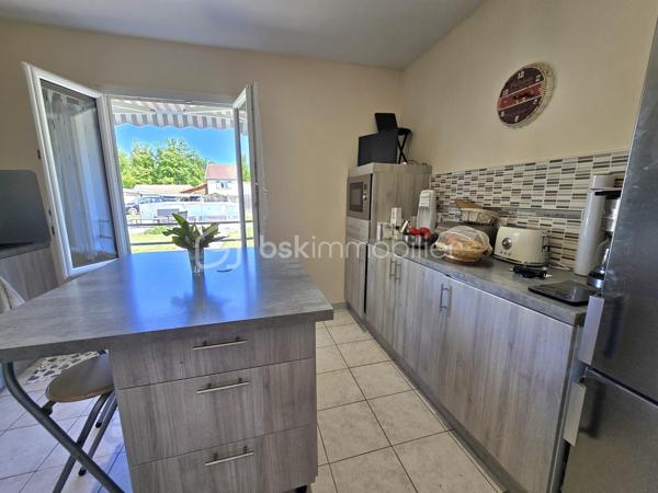 🏡 Maison de plain-pied rénovée – dépendance aménagée – Terrain 1000 m² – Randan
Située dans un lotissement calme, cette maison de plain-pied rénovée offre un cadre de vie agréable et fonctionnel, idéal pour un premier achat ou une vie familiale. Implantée sur une parcelle entièrement close de 999 m², elle bénéficie d’un environnement paisible tout en restant proche des commodités du centre de Randan.
Accès rapide : 20 min Vichy – 25 min Riom – 40 min Clermont-Ferrand.

⭐ Atouts du bien
- Maison entièrement rénovée en 2016

- Poêle à bois + 2 climatisations réversibles

- Menuiseries PVC double vitrage

- Dépendances

- Environnement calme, stationnement facile

- Assainissement raccordé au tout-à-l’égout

🏠 Intérieur
L’entrée mène à une cuisine équipée indépendante et à un double séjour lumineux (salon et salle à manger). Le couloir dessert une chambre, une salle d’eau et un WC indépendant.

L’ancien garage a été entièrement réaménagé pour accueillir une chambre supplémentaire ainsi qu’une pièce attenante avec entrée indépendante, idéale pour un bureau, une activité professionnelle ou une chambre additionnelle.

🌳 Extérieur
Le terrain clos de 999 m² comprend :

- un cabanon servant de cellier / stockage

- une piscine hors-sol

- un puits

- une dépendance bois aménagée d’environ 40 m² (cuisine d’été + garage/atelier)

Une maison rénovée, fonctionnelle et polyvalente, idéale pour une installation rapide.
Contactez-moi pour organiser une visite!