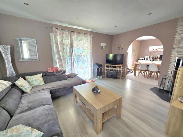 🏡 Maison de plain-pied rénovée – dépendance aménagée – Terrain 1000 m² – Randan
Située dans un lotissement calme, cette maison de plain-pied rénovée offre un cadre de vie agréable et fonctionnel, idéal pour un premier achat ou une vie familiale. Implantée sur une parcelle entièrement close de 999 m², elle bénéficie d’un environnement paisible tout en restant proche des commodités du centre de Randan.
Accès rapide : 20 min Vichy – 25 min Riom – 40 min Clermont-Ferrand.

⭐ Atouts du bien
- Maison entièrement rénovée en 2016

- Poêle à bois + 2 climatisations réversibles

- Menuiseries PVC double vitrage

- Dépendances

- Environnement calme, stationnement facile

- Assainissement raccordé au tout-à-l’égout

🏠 Intérieur
L’entrée mène à une cuisine équipée indépendante et à un double séjour lumineux (salon et salle à manger). Le couloir dessert une chambre, une salle d’eau et un WC indépendant.

L’ancien garage a été entièrement réaménagé pour accueillir une chambre supplémentaire ainsi qu’une pièce attenante avec entrée indépendante, idéale pour un bureau, une activité professionnelle ou une chambre additionnelle.

🌳 Extérieur
Le terrain clos de 999 m² comprend :

- un cabanon servant de cellier / stockage

- une piscine hors-sol

- un puits

- une dépendance bois aménagée d’environ 40 m² (cuisine d’été + garage/atelier)

Une maison rénovée, fonctionnelle et polyvalente, idéale pour une installation rapide.
Contactez-moi pour organiser une visite!