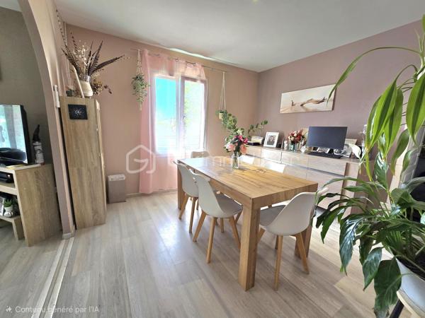 🏡 Maison de plain-pied rénovée – dépendance aménagée – Terrain 1000 m² – Randan
Située dans un lotissement calme, cette maison de plain-pied rénovée offre un cadre de vie agréable et fonctionnel, idéal pour un premier achat ou une vie familiale. Implantée sur une parcelle entièrement close de 999 m², elle bénéficie d’un environnement paisible tout en restant proche des commodités du centre de Randan.
Accès rapide : 20 min Vichy – 25 min Riom – 40 min Clermont-Ferrand.

⭐ Atouts du bien
- Maison entièrement rénovée en 2016

- Poêle à bois + 2 climatisations réversibles

- Menuiseries PVC double vitrage

- Dépendances

- Environnement calme, stationnement facile

- Assainissement raccordé au tout-à-l’égout

🏠 Intérieur
L’entrée mène à une cuisine équipée indépendante et à un double séjour lumineux (salon et salle à manger). Le couloir dessert une chambre, une salle d’eau et un WC indépendant.

L’ancien garage a été entièrement réaménagé pour accueillir une chambre supplémentaire ainsi qu’une pièce attenante avec entrée indépendante, idéale pour un bureau, une activité professionnelle ou une chambre additionnelle.

🌳 Extérieur
Le terrain clos de 999 m² comprend :

- un cabanon servant de cellier / stockage

- une piscine hors-sol

- un puits

- une dépendance bois aménagée d’environ 40 m² (cuisine d’été + garage/atelier)

Une maison rénovée, fonctionnelle et polyvalente, idéale pour une installation rapide.
Contactez-moi pour organiser une visite!