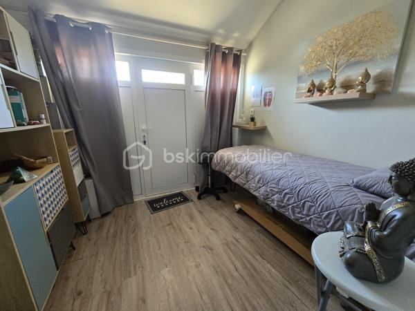 🏡 Maison de plain-pied rénovée – dépendance aménagée – Terrain 1000 m² – Randan
Située dans un lotissement calme, cette maison de plain-pied rénovée offre un cadre de vie agréable et fonctionnel, idéal pour un premier achat ou une vie familiale. Implantée sur une parcelle entièrement close de 999 m², elle bénéficie d’un environnement paisible tout en restant proche des commodités du centre de Randan.
Accès rapide : 20 min Vichy – 25 min Riom – 40 min Clermont-Ferrand.

⭐ Atouts du bien
- Maison entièrement rénovée en 2016

- Poêle à bois + 2 climatisations réversibles

- Menuiseries PVC double vitrage

- Dépendances

- Environnement calme, stationnement facile

- Assainissement raccordé au tout-à-l’égout

🏠 Intérieur
L’entrée mène à une cuisine équipée indépendante et à un double séjour lumineux (salon et salle à manger). Le couloir dessert une chambre, une salle d’eau et un WC indépendant.

L’ancien garage a été entièrement réaménagé pour accueillir une chambre supplémentaire ainsi qu’une pièce attenante avec entrée indépendante, idéale pour un bureau, une activité professionnelle ou une chambre additionnelle.

🌳 Extérieur
Le terrain clos de 999 m² comprend :

- un cabanon servant de cellier / stockage

- une piscine hors-sol

- un puits

- une dépendance bois aménagée d’environ 40 m² (cuisine d’été + garage/atelier)

Une maison rénovée, fonctionnelle et polyvalente, idéale pour une installation rapide.
Contactez-moi pour organiser une visite!