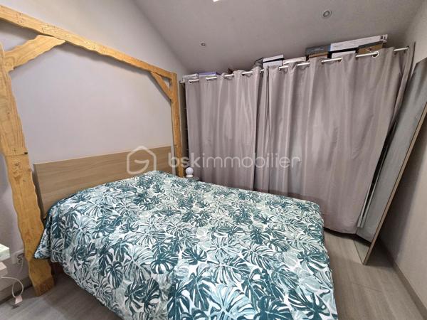 🏡 Maison de plain-pied rénovée – dépendance aménagée – Terrain 1000 m² – Randan
Située dans un lotissement calme, cette maison de plain-pied rénovée offre un cadre de vie agréable et fonctionnel, idéal pour un premier achat ou une vie familiale. Implantée sur une parcelle entièrement close de 999 m², elle bénéficie d’un environnement paisible tout en restant proche des commodités du centre de Randan.
Accès rapide : 20 min Vichy – 25 min Riom – 40 min Clermont-Ferrand.

⭐ Atouts du bien
- Maison entièrement rénovée en 2016

- Poêle à bois + 2 climatisations réversibles

- Menuiseries PVC double vitrage

- Dépendances

- Environnement calme, stationnement facile

- Assainissement raccordé au tout-à-l’égout

🏠 Intérieur
L’entrée mène à une cuisine équipée indépendante et à un double séjour lumineux (salon et salle à manger). Le couloir dessert une chambre, une salle d’eau et un WC indépendant.

L’ancien garage a été entièrement réaménagé pour accueillir une chambre supplémentaire ainsi qu’une pièce attenante avec entrée indépendante, idéale pour un bureau, une activité professionnelle ou une chambre additionnelle.

🌳 Extérieur
Le terrain clos de 999 m² comprend :

- un cabanon servant de cellier / stockage

- une piscine hors-sol

- un puits

- une dépendance bois aménagée d’environ 40 m² (cuisine d’été + garage/atelier)

Une maison rénovée, fonctionnelle et polyvalente, idéale pour une installation rapide.
Contactez-moi pour organiser une visite!