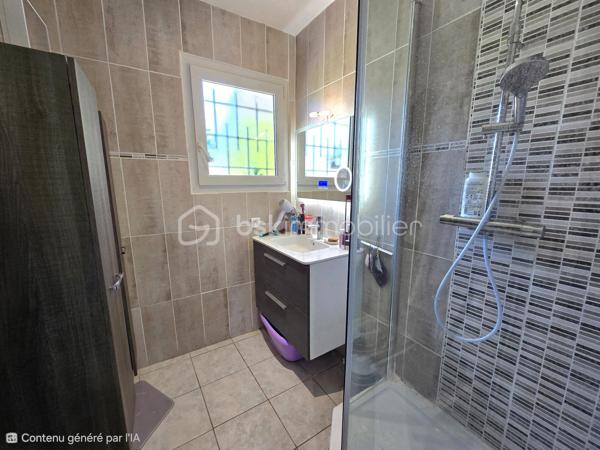 🏡 Maison de plain-pied rénovée – dépendance aménagée – Terrain 1000 m² – Randan
Située dans un lotissement calme, cette maison de plain-pied rénovée offre un cadre de vie agréable et fonctionnel, idéal pour un premier achat ou une vie familiale. Implantée sur une parcelle entièrement close de 999 m², elle bénéficie d’un environnement paisible tout en restant proche des commodités du centre de Randan.
Accès rapide : 20 min Vichy – 25 min Riom – 40 min Clermont-Ferrand.

⭐ Atouts du bien
- Maison entièrement rénovée en 2016

- Poêle à bois + 2 climatisations réversibles

- Menuiseries PVC double vitrage

- Dépendances

- Environnement calme, stationnement facile

- Assainissement raccordé au tout-à-l’égout

🏠 Intérieur
L’entrée mène à une cuisine équipée indépendante et à un double séjour lumineux (salon et salle à manger). Le couloir dessert une chambre, une salle d’eau et un WC indépendant.

L’ancien garage a été entièrement réaménagé pour accueillir une chambre supplémentaire ainsi qu’une pièce attenante avec entrée indépendante, idéale pour un bureau, une activité professionnelle ou une chambre additionnelle.

🌳 Extérieur
Le terrain clos de 999 m² comprend :

- un cabanon servant de cellier / stockage

- une piscine hors-sol

- un puits

- une dépendance bois aménagée d’environ 40 m² (cuisine d’été + garage/atelier)

Une maison rénovée, fonctionnelle et polyvalente, idéale pour une installation rapide.
Contactez-moi pour organiser une visite!