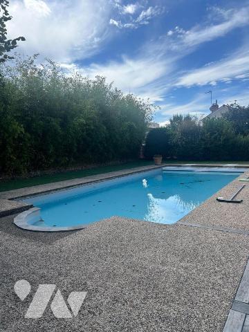 Maison de charme individuelle de 240m² habitables sur un terrain plat, clos et arboré de 1908m² e