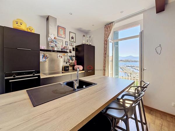 Appartement F4 proche Cours Napoléon entièrement refait et vue mer