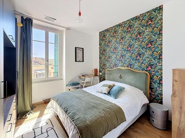 Appartement F4 proche Cours Napoléon entièrement refait et vue mer
