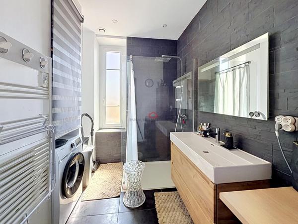 Appartement F4 proche Cours Napoléon entièrement refait et vue mer