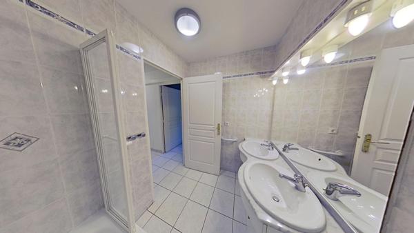 COUP DE COEUR ! 5 pièces avec terrasse et garage - Centre de Saint Aygulf 83370