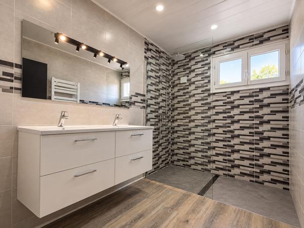 MARIGNANE BAS DE VILLA DE 100 M², JARDIN ET TERRASSE : L’ESPRIT D’UNE MAISON