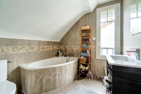 Maison entièrement rénovée, 3 chambres + bureau, à seulement 14' à pied du RER