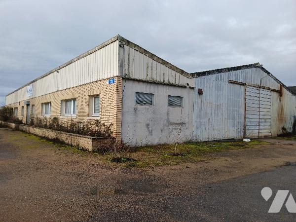 UN BATIMENT A USAGE INDUSTRIEL