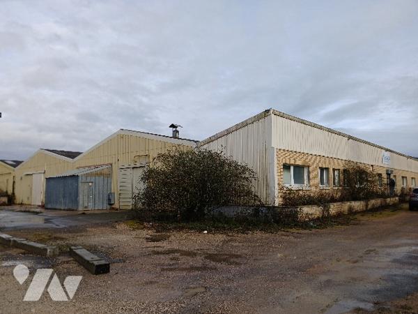 UN BATIMENT A USAGE INDUSTRIEL
