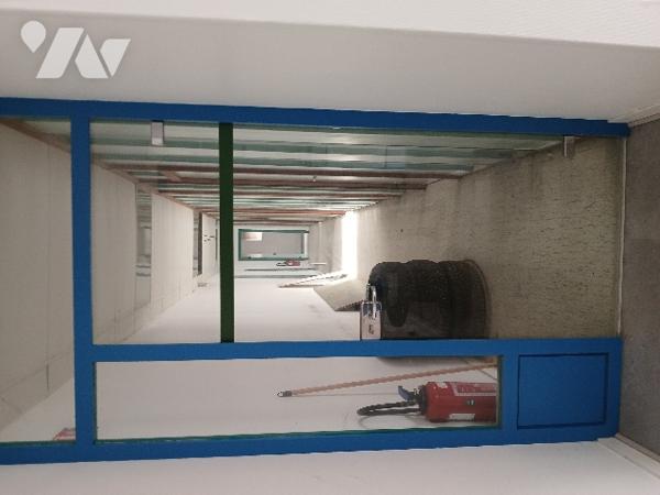 UN BATIMENT A USAGE INDUSTRIEL