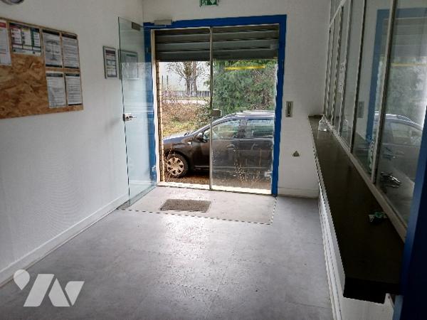 UN BATIMENT A USAGE INDUSTRIEL