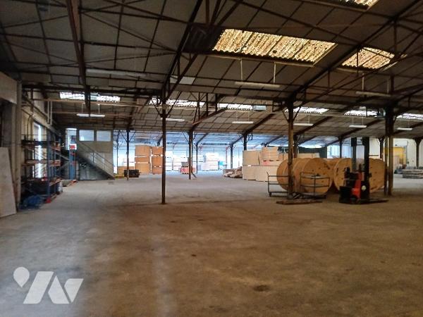 UN BATIMENT A USAGE INDUSTRIEL