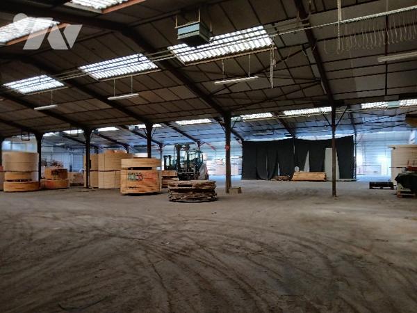 UN BATIMENT A USAGE INDUSTRIEL