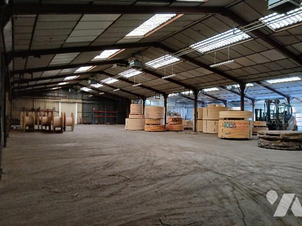 UN BATIMENT A USAGE INDUSTRIEL