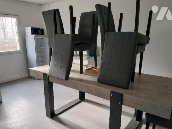 UN BATIMENT A USAGE INDUSTRIEL