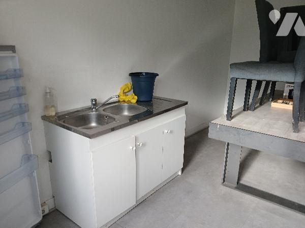 UN BATIMENT A USAGE INDUSTRIEL