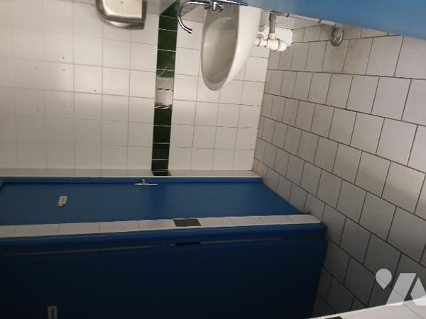 UN BATIMENT A USAGE INDUSTRIEL