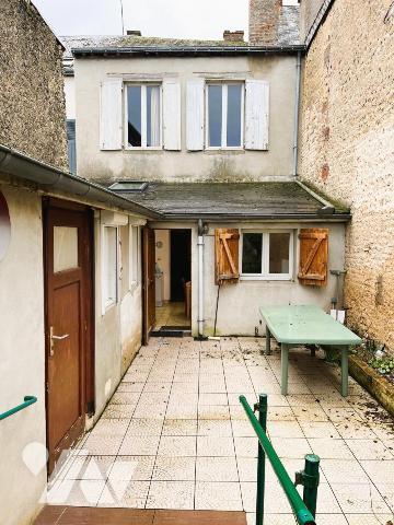 BEAUMONT SUR SARTHE Centre bourg maison de 133m²