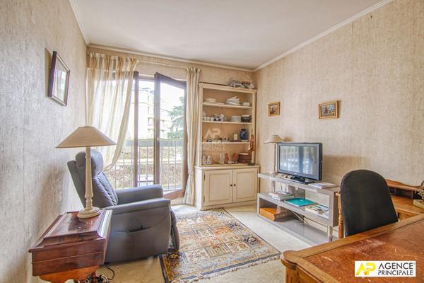 Versailles Rive-Droite Appartement 5 pièces 105.4 m² carrez situé au 1er étage avec ascenseur, grande cave, box et place de parking en sous-sol 595 000 € **  - Référence  26392