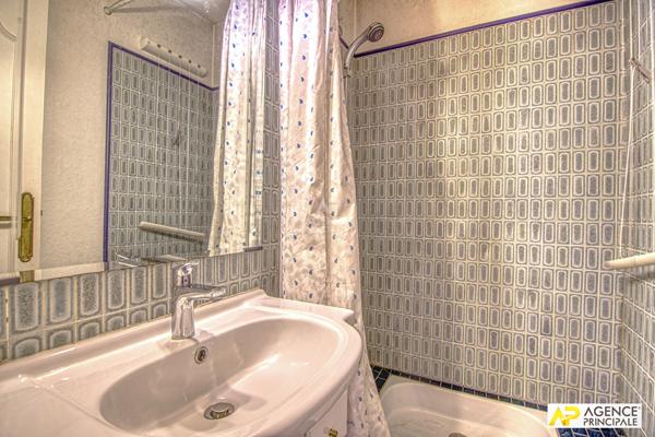 Versailles Rive-Droite Appartement 5 pièces 105.4 m² carrez situé au 1er étage avec ascenseur, grande cave, box et place de parking en sous-sol 595 000 € **  - Référence  26392