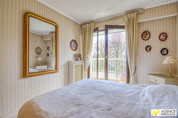 Versailles Rive-Droite Appartement 5 pièces 105.4 m² carrez situé au 1er étage avec ascenseur, grande cave, box et place de parking en sous-sol 595 000 € **  - Référence  26392