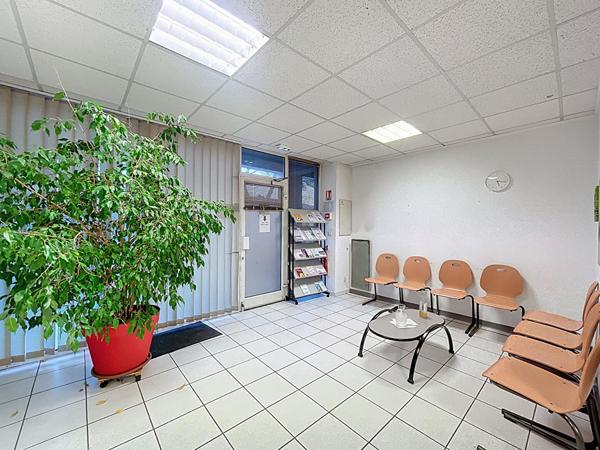 Manosque, Bureaux avec cave et places de parking couverte