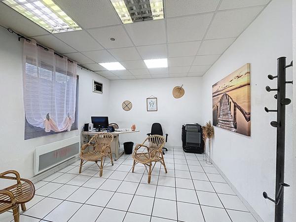 Manosque, Bureaux avec cave et places de parking couverte