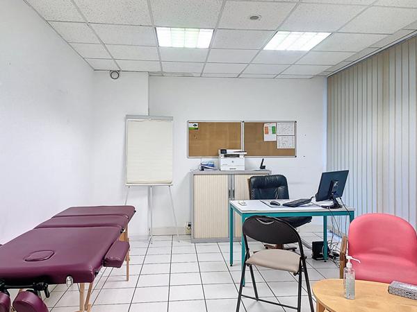 Manosque, Bureaux avec cave et places de parking couverte