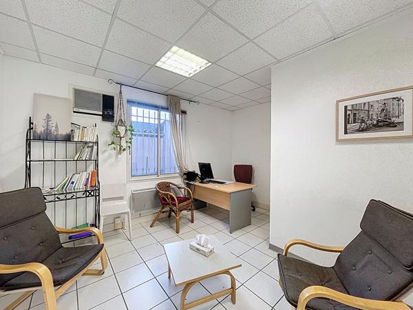 Manosque, Bureaux avec cave et places de parking couverte
