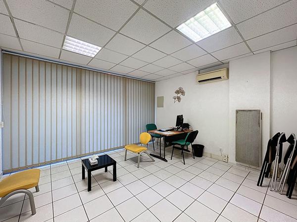Manosque, Bureaux avec cave et places de parking couverte