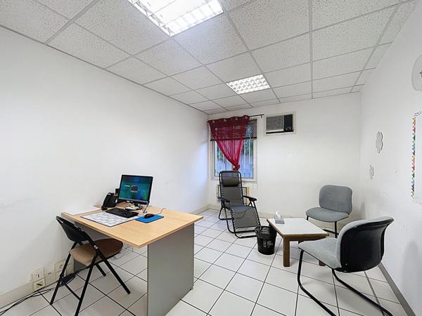 Manosque, Bureaux avec cave et places de parking couverte