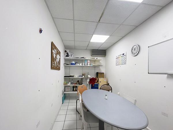 Manosque, Bureaux avec cave et places de parking couverte
