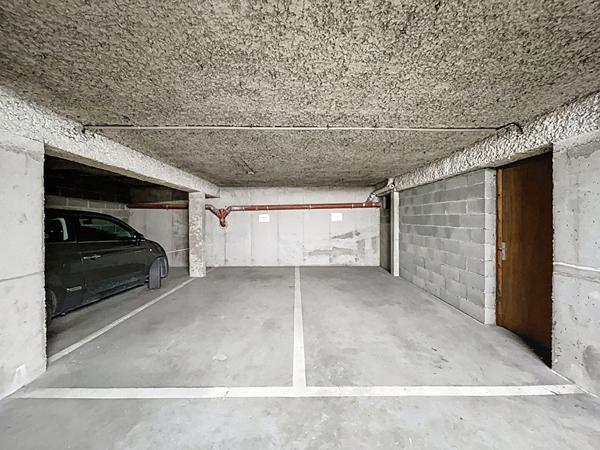 Manosque, Bureaux avec cave et places de parking couverte