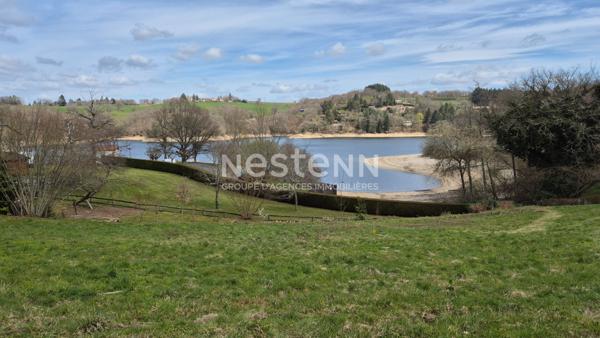 Au Rouget Pers, à vendreTerrain d'exception viabilisé avec vue sur le lac,1 540 m². Rare à la vente !