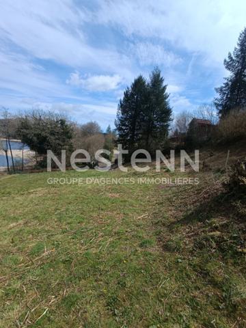 Au Rouget Pers, à vendreTerrain d'exception viabilisé avec vue sur le lac,1 540 m². Rare à la vente !