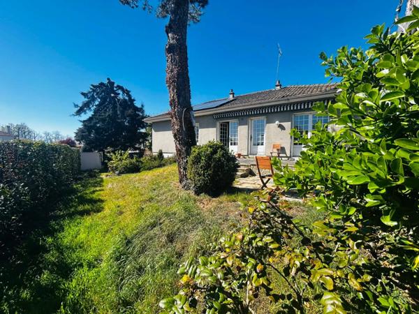 MAISON 158 M², TERRASSE EXPOSEE SUD, TERRAIN CLOS DE 593 M², 4 CHAMBRES, GARAGE, CAVE, POMPE A CHALEUR, PANNEAUX SOLAIRES, CHARPENTE TRADITIONNELLE.