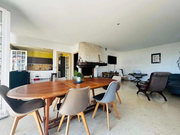 MAISON 158 M², TERRASSE EXPOSEE SUD, TERRAIN CLOS DE 593 M², 4 CHAMBRES, GARAGE, CAVE, POMPE A CHALEUR, PANNEAUX SOLAIRES, CHARPENTE TRADITIONNELLE.