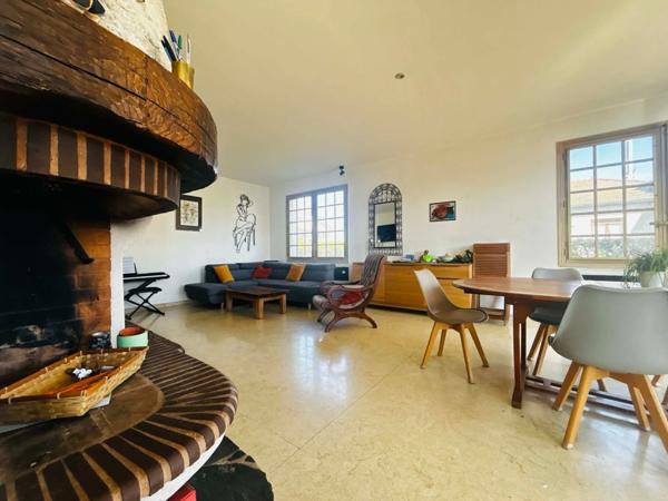 MAISON 158 M², TERRASSE EXPOSEE SUD, TERRAIN CLOS DE 593 M², 4 CHAMBRES, GARAGE, CAVE, POMPE A CHALEUR, PANNEAUX SOLAIRES, CHARPENTE TRADITIONNELLE.