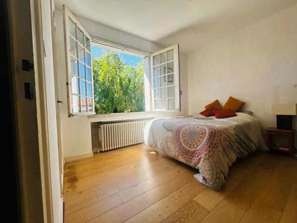 MAISON 158 M², TERRASSE EXPOSEE SUD, TERRAIN CLOS DE 593 M², 4 CHAMBRES, GARAGE, CAVE, POMPE A CHALEUR, PANNEAUX SOLAIRES, CHARPENTE TRADITIONNELLE.