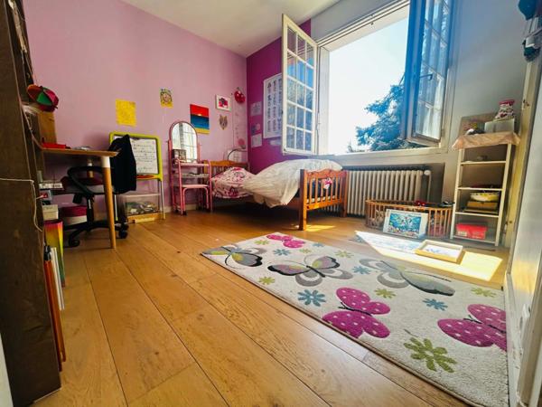 MAISON 158 M², TERRASSE EXPOSEE SUD, TERRAIN CLOS DE 593 M², 4 CHAMBRES, GARAGE, CAVE, POMPE A CHALEUR, PANNEAUX SOLAIRES, CHARPENTE TRADITIONNELLE.