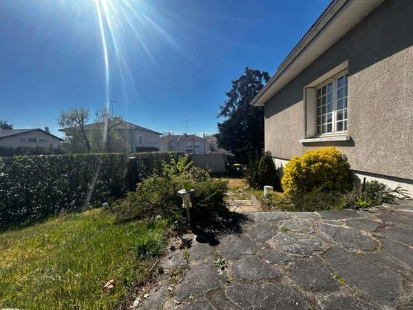 MAISON 158 M², TERRASSE EXPOSEE SUD, TERRAIN CLOS DE 593 M², 4 CHAMBRES, GARAGE, CAVE, POMPE A CHALEUR, PANNEAUX SOLAIRES, CHARPENTE TRADITIONNELLE.